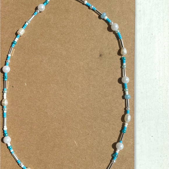 Dainty blue pearly necklace - Picture 3 of 3
